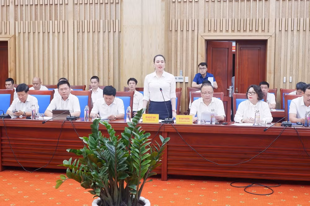Bà Đỗ Nguyệt Ánh – Thành viên Hội đồng Thành viên, Tổng Giám đốc Tổng công ty Điện lực miền Bắc phát biểu ý kiến tại buổi làm việc. Bà Đỗ Nguyệt Ánh – Thành viên Hội đồng Thành viên, Tổng Giám đốc Tổng công ty Điện lực miền Bắc phát biểu ý kiến tại buổi làm việc.
