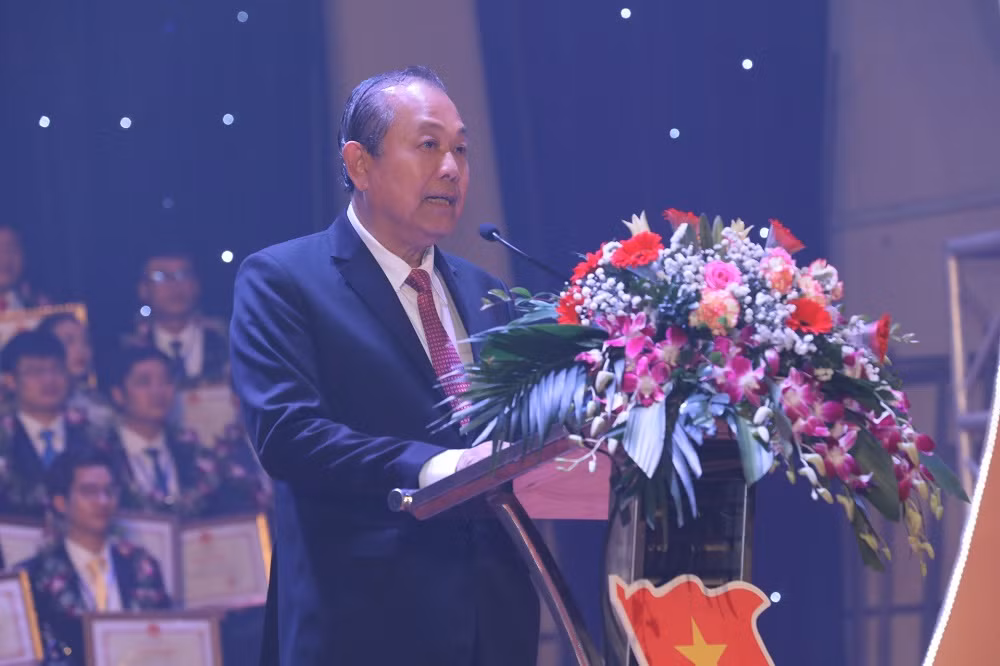 Phó Thủ tướng Thường trực Trương Hòa Bình mong rằng các thầy giáo, cô giáo luôn là những người định hướng, dẫn dắt, truyền thụ, đồng hành và luôn dành cả tấm lòng vì các em học sinh. Ảnh: VGP/Lê Sơn Phó Thủ tướng Thường trực Trương Hòa Bình mong rằng các thầy giáo, cô giáo luôn là những người định hướng, dẫn dắt, truyền thụ, đồng hành và luôn dành cả tấm lòng vì các em học sinh. Ảnh: VGP/Lê Sơn