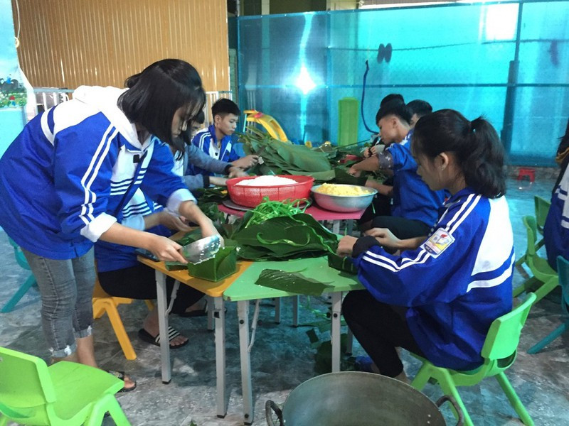 Học sinh Trường Trung học phổ thông Nguyễn Cảnh Chân (Thanh Chương, Nghệ An) gói bánh chưng gửi đến đồng bào miền Trung (Ảnh: Báo Pháp luật Hồ Chí Minh). Học sinh Trường Trung học phổ thông Nguyễn Cảnh Chân (Thanh Chương, Nghệ An) gói bánh chưng gửi đến đồng bào miền Trung (Ảnh: Báo Pháp luật Hồ Chí Minh).