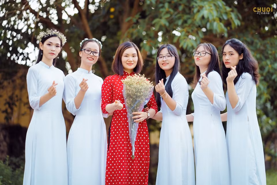 Cô Trần Thị Dung cùng các học sinh đạt giải Quốc gia môn Sinh học. (Ảnh: Nhân vật cung cấp)
