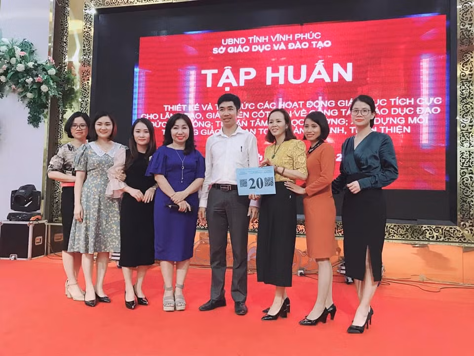 Cô Trần Thị Dung (thứ hai từ trái sang) giáo viên Trường Trung học phổ thông Chuyên Vĩnh Phúc. (Ảnh: Nhân vật cung cấp)