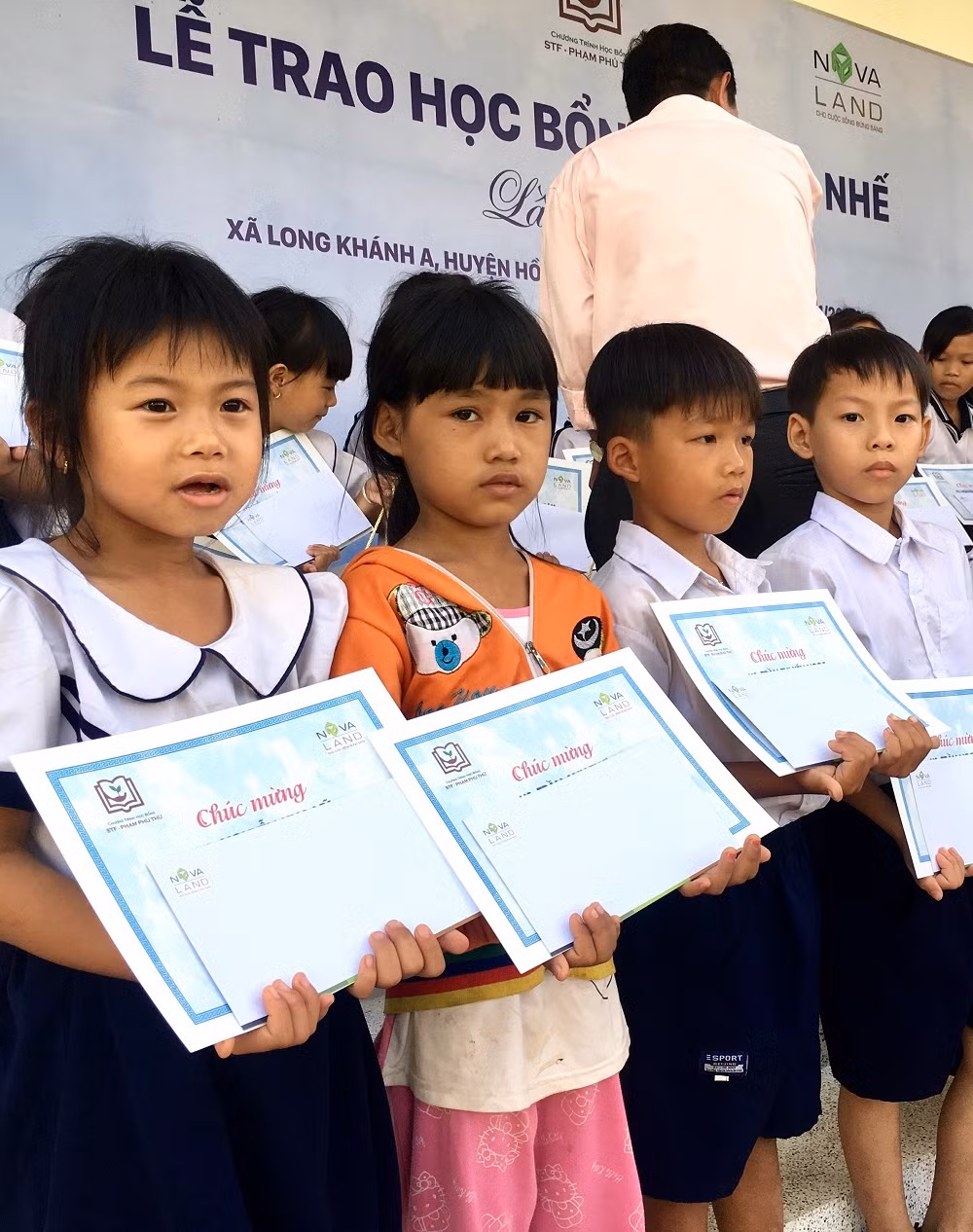 Các em học sinh tại xã Long Khánh, huyện Hồng Ngự, tỉnh Đồng Tháp trong ngày nhận học bổng Cô giáo Nhế. Các em học sinh tại xã Long Khánh, huyện Hồng Ngự, tỉnh Đồng Tháp trong ngày nhận học bổng Cô giáo Nhế.