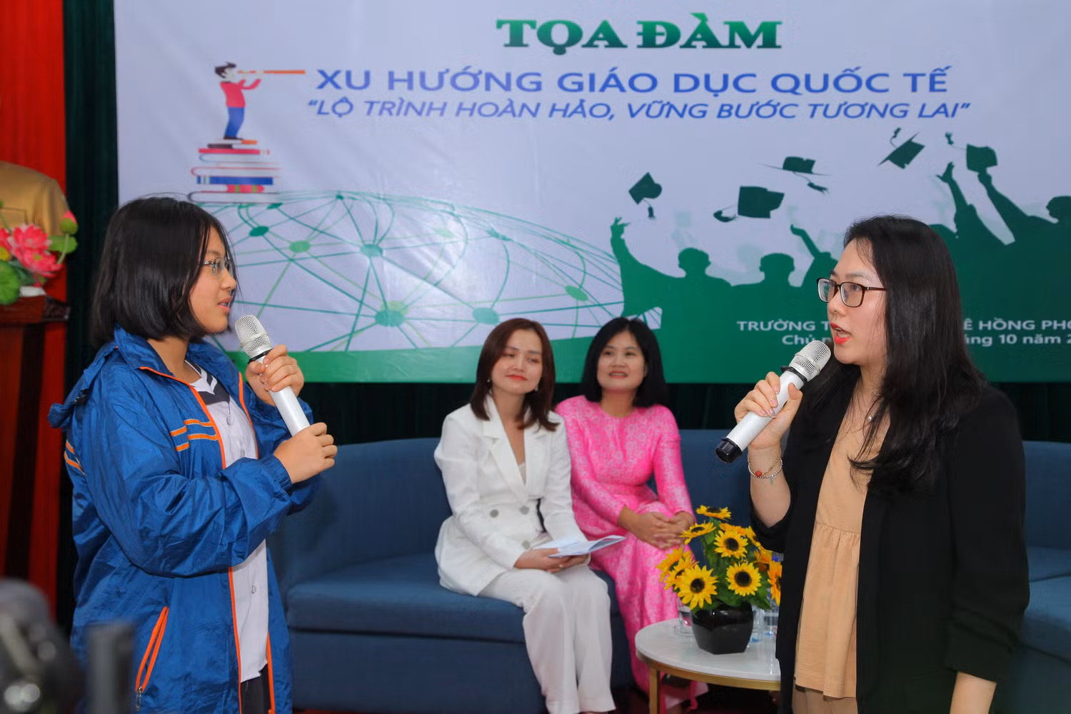 Các em học sinh sôi nổi đặt câu hỏi cho các diễn giả.