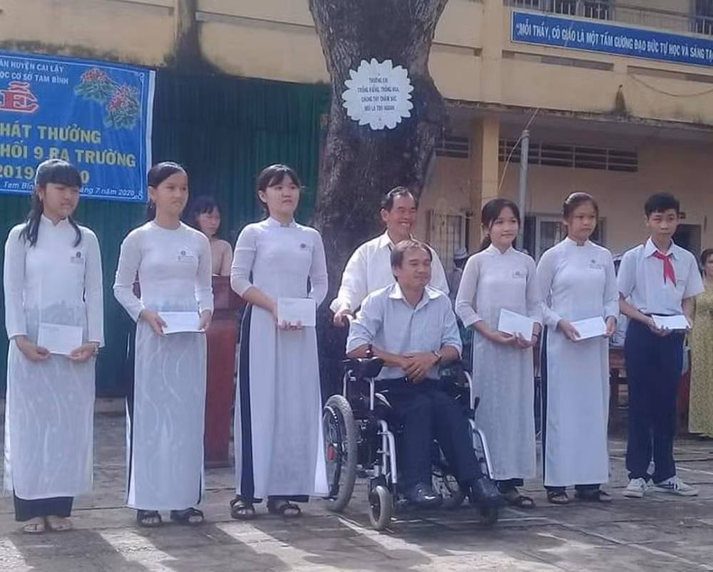 Thầy Thuận gửi gắm nguyện vọng với ngành Giáo dục, trao cơ hội cho những người thầy tàn tật nhưng luôn tâm huyết. (Ảnh: Nhân vật cung cấp) Thầy Thuận gửi gắm nguyện vọng với ngành Giáo dục, trao cơ hội cho những người thầy tàn tật nhưng luôn tâm huyết. (Ảnh: Nhân vật cung cấp)