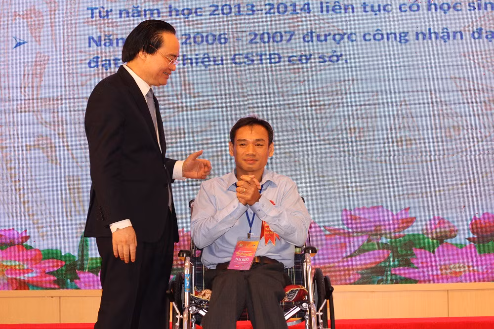 Thầy giáo Thái Thành Thuận xúc động đón nhận sự chia sẻ, động viên từ Bộ trưởng Bộ Giáo dục Phùng Xuân Nhạ trong buổi lễ vinh danh Nhà giáo tiêu biểu toàn quốc năm 2020 (Ảnh: Phạm Minh) Thầy giáo Thái Thành Thuận xúc động đón nhận sự chia sẻ, động viên từ Bộ trưởng Bộ Giáo dục Phùng Xuân Nhạ trong buổi lễ vinh danh Nhà giáo tiêu biểu toàn quốc năm 2020 (Ảnh: Phạm Minh)