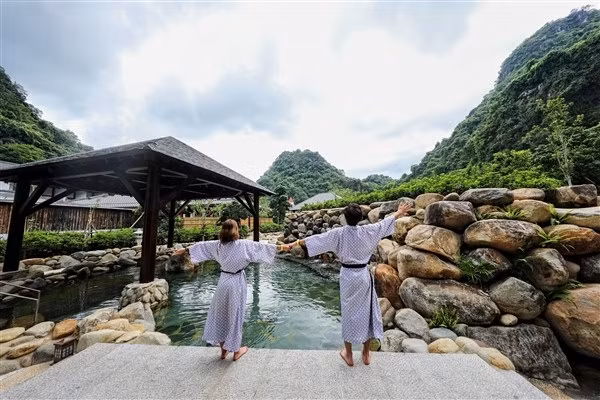 Khu nghỉ dưỡng suối khoáng nóng Yoko Onsen ở Quang Hanh (Quảng Ninh). Khu nghỉ dưỡng suối khoáng nóng Yoko Onsen ở Quang Hanh (Quảng Ninh).