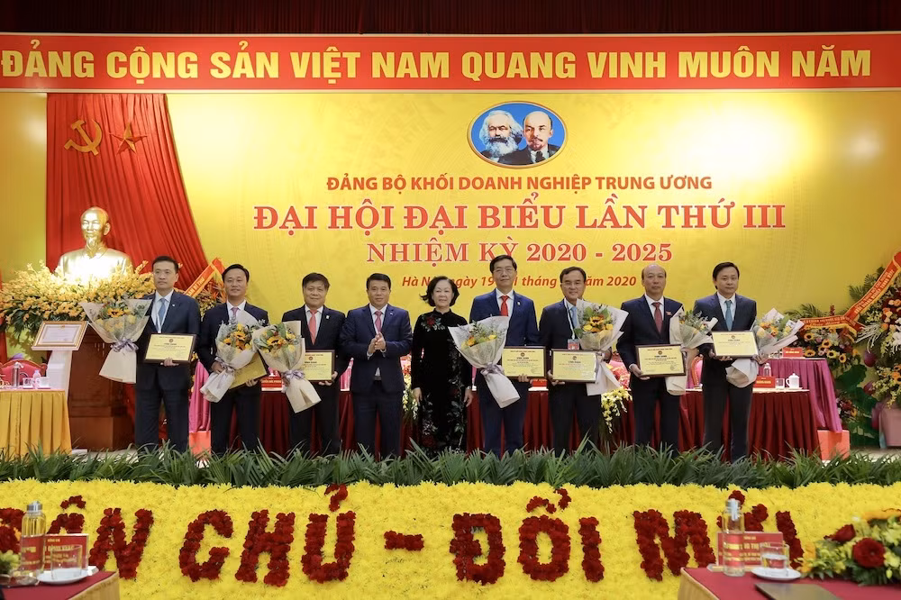 Đồng chí Trương Thị Mai, Ủy viên Bộ Chính trị, Bí thư Trung ương Đảng, Trưởng ban Dân vận Trung ương trao biểu trưng vinh danh các công trình tiêu biểu chào mừng Đại hội đại biểu toàn quốc lần thứ XIII của Đảng. Đồng chí Trương Thị Mai, Ủy viên Bộ Chính trị, Bí thư Trung ương Đảng, Trưởng ban Dân vận Trung ương trao biểu trưng vinh danh các công trình tiêu biểu chào mừng Đại hội đại biểu toàn quốc lần thứ XIII của Đảng.
