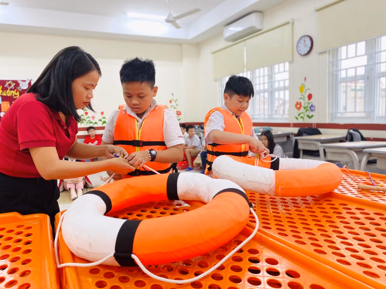 Giáo viên là người đồng hành, truyền đạt kiến thức cũng như hỗ trợ học sinh thực hành diễn tập hoạt động ứng phó với thảm họa, thiên tai. Ảnh: Giáo viên cung cấp.