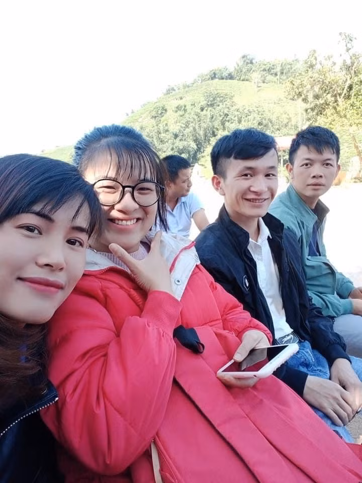 Thầy Diện (ngồi giữa) luôn suy nghĩ: “Muốn quê hương bớt khổ, phát triển thì người trẻ phải trở về”. (Ảnh: Nhân vật cung cấp)