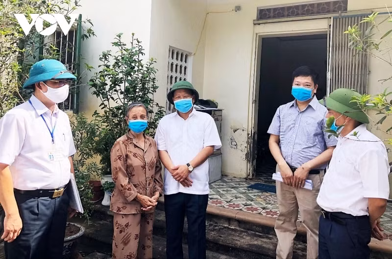 Lãnh đạo quận Lê Chân xuống tận nhà từng hộ, lắng nghe tâm tư, nguyện vọng và giải quyết thỏa đáng các ý kiến, kiến nghị của người dân.