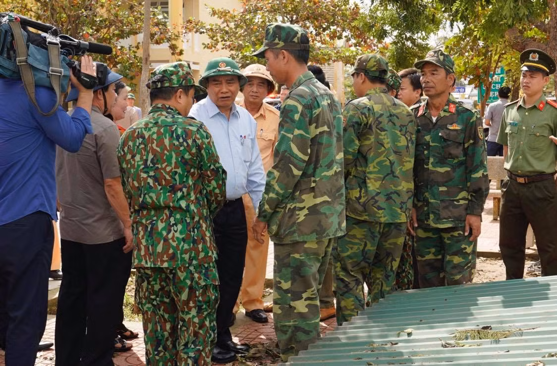 Thủ tướng Nguyễn Xuân Phúc thăm Trường Trung học cơ sở thị trấn Châu Ổ, Bình Sơn, Quảng Ngãi. Nói chuyện với các giáo viên và các cán bộ, chiến sĩ giúp trường khắc phục thiệt hại, Thủ tướng nhấn mạnh tinh thần làm sao để các em học sinh đi học trở lại trong thời gian sớm nhất. Ảnh: VGP/Quang Hiếu