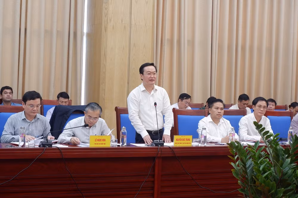 Ông Nguyễn Đức Trung - Chủ tịch Ủy ban nhân dân tỉnh kết luận tại buổi làm việc Ông Nguyễn Đức Trung - Chủ tịch Ủy ban nhân dân tỉnh kết luận tại buổi làm việc