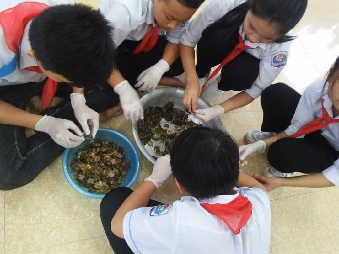 Quy trình thực hiện được các em làm thủ công. (Ảnh: Nhà trường cung cấp)