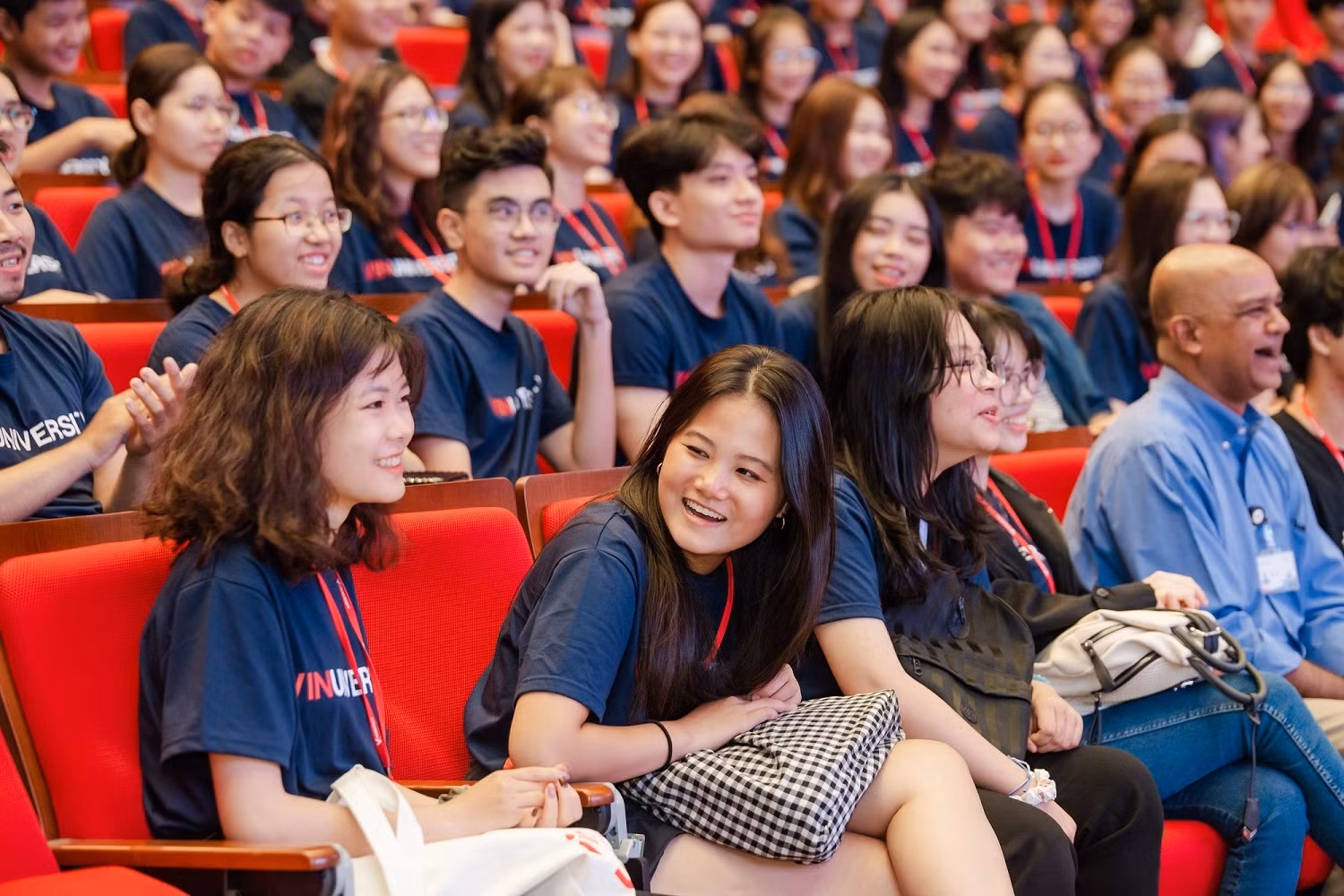 Nguyễn Minh Thi cùng các bạn sinh viên trong buổi gặp đầu năm học với ban giám hiệu, giảng viên, cán bộ nhân viên các phòng ban nhà trường