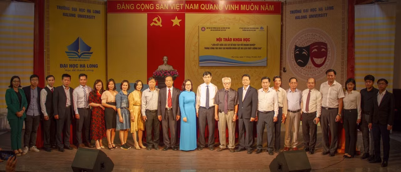 Các đại biểu chụp ảnh lưu niệm. Các đại biểu chụp ảnh lưu niệm.