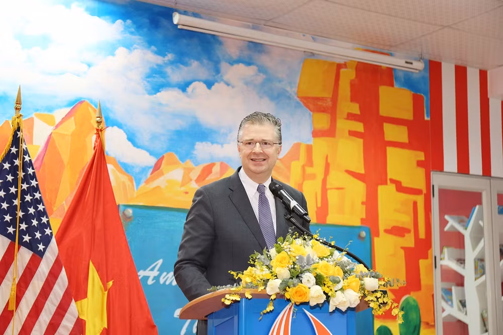 Đại sứ Kritenbrink phát biểu tại lễ khai trương. Đại sứ Kritenbrink phát biểu tại lễ khai trương.