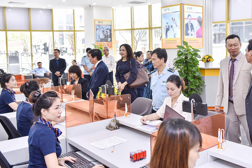 Việc triển khai quyết liệt tại lần lượt các địa bàn lớn trên cả nước là hành động cụ thể hóa cam kết hoàn thiện mạng lưới phối hợp thu ngân sách nhà nước giữa SHB và Kho bạc Nhà nước trên địa bàn toàn quốc, hướng tới mục tiêu cải cách hành chính Việc triển khai quyết liệt tại lần lượt các địa bàn lớn trên cả nước là hành động cụ thể hóa cam kết hoàn thiện mạng lưới phối hợp thu ngân sách nhà nước giữa SHB và Kho bạc Nhà nước trên địa bàn toàn quốc, hướng tới mục tiêu cải cách hành chính