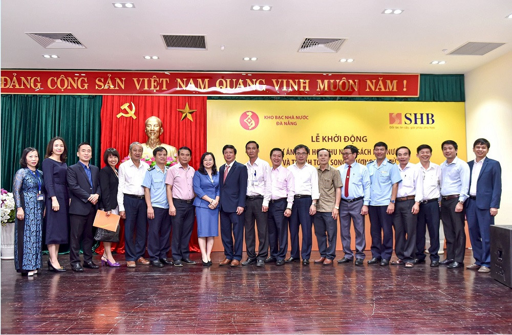 Đại diện Kho bạc Nhà nước Thành phố Đà Nẵng và SHB chụp ảnh kỷ niệm tại Lễ khởi động Dự án thu ngân sách nhà nước và thanh toán song phương điện tử trên địa bàn thành phố Đại diện Kho bạc Nhà nước Thành phố Đà Nẵng và SHB chụp ảnh kỷ niệm tại Lễ khởi động Dự án thu ngân sách nhà nước và thanh toán song phương điện tử trên địa bàn thành phố