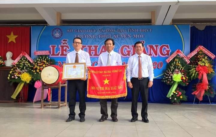 Thầy Võ Thanh Minh thay mặt nhà trường nhận Cờ thi đua Đơn vị xuất sắc năm học 2018-2019 của Ủy ban nhân dân Tỉnh Bà Rịa – Vũng Tàu. Thầy Võ Thanh Minh thay mặt nhà trường nhận Cờ thi đua Đơn vị xuất sắc năm học 2018-2019 của Ủy ban nhân dân Tỉnh Bà Rịa – Vũng Tàu.