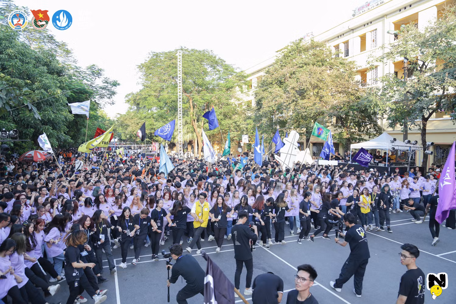 Chương trình buổi chiều còn vô cùng bùng cháy với phần quẩy nhạc EDM cùng DJ Vũ Long