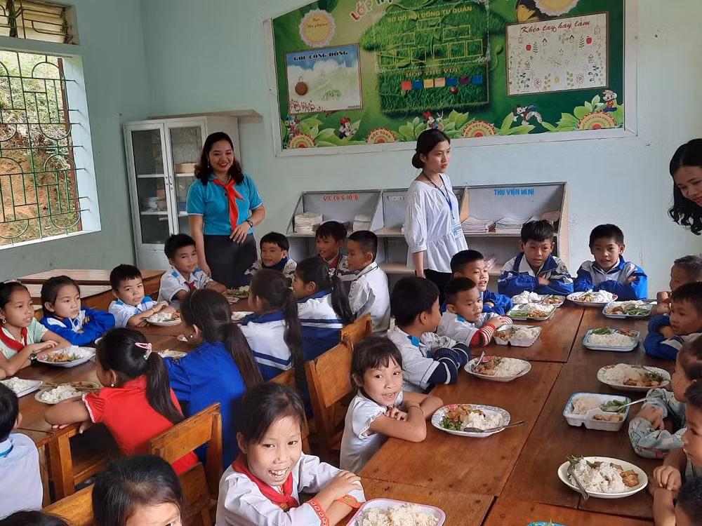 Cô Ánh Phượng là một trong những lá cờ tiên phong tình nguyện đi đến từng nhà, vào từng thôn bản để vận động con em đồng bào đến trường. (Ảnh: Nhân vật cung cấp) Cô Ánh Phượng là một trong những lá cờ tiên phong tình nguyện đi đến từng nhà, vào từng thôn bản để vận động con em đồng bào đến trường. (Ảnh: Nhân vật cung cấp)