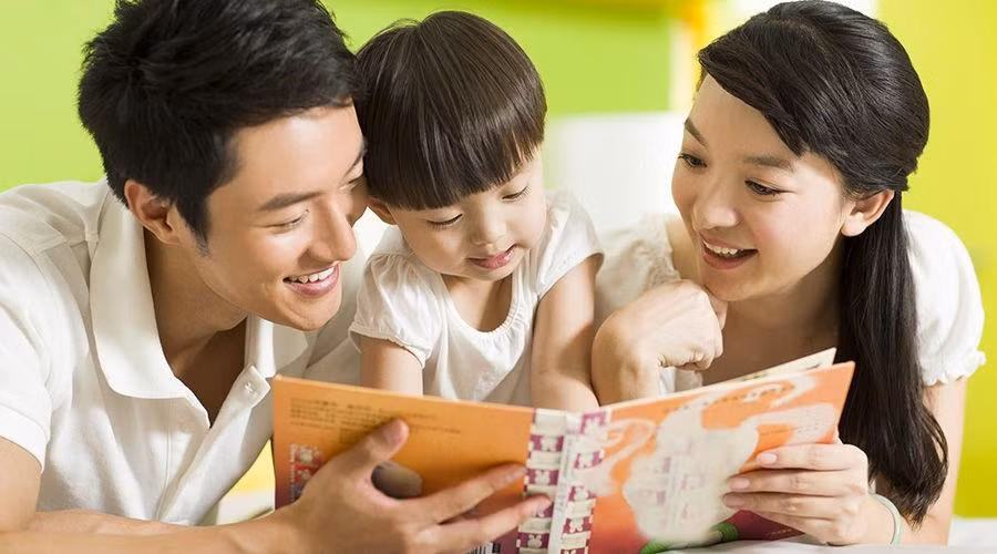 Hướng con trở thành người tốt, sống có trách nhiệm để trở thành một người tử tế đúng nghĩa trong tương lai là cả một chặng đường dài. (Ảnh minh họa: Thoidai.com.vn) Hướng con trở thành người tốt, sống có trách nhiệm để trở thành một người tử tế đúng nghĩa trong tương lai là cả một chặng đường dài. (Ảnh minh họa: Thoidai.com.vn)