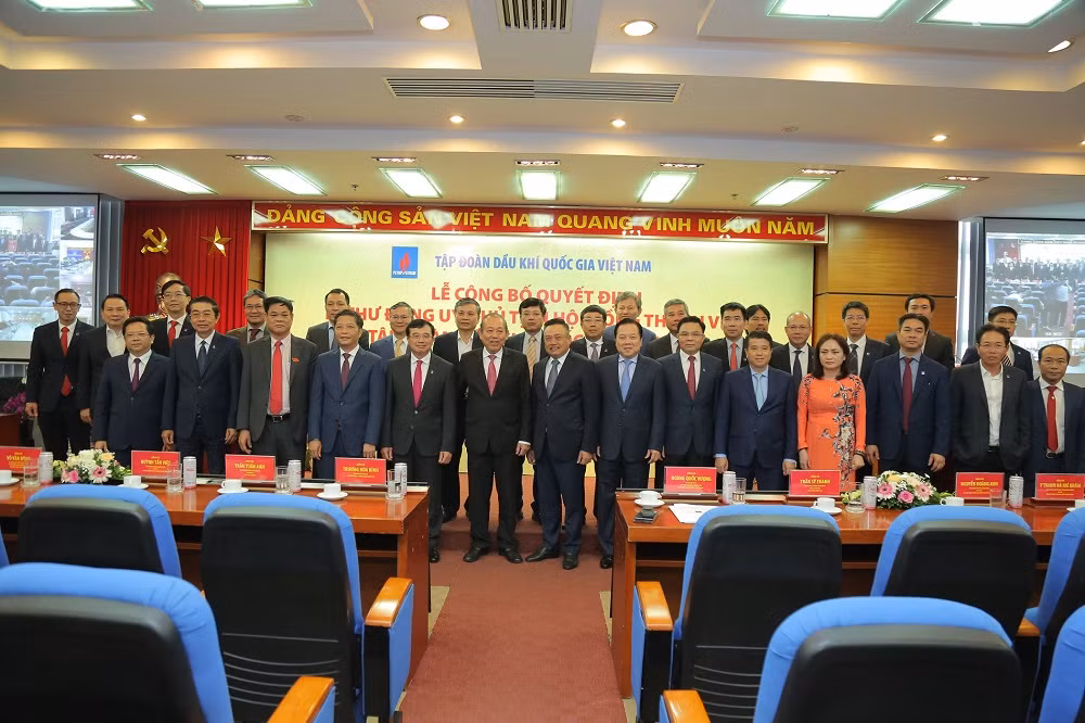 Các đồng chí lãnh đạo Đảng, Nhà nước và lãnh đạo Petrovietnam chúc mừng đồng chí Hoàng Quốc Vượng.