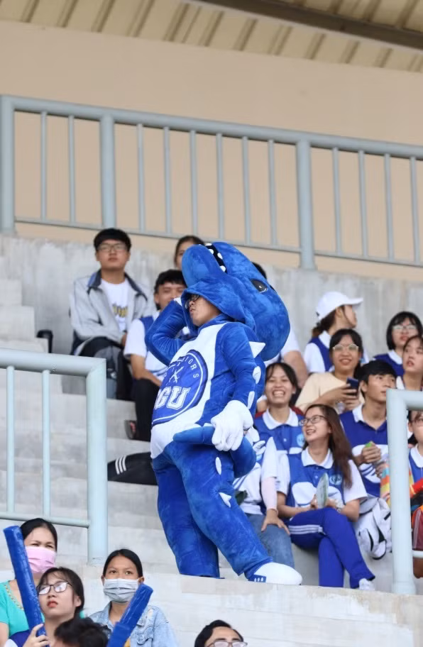 Mèo trắng của Đại học Tôn Đức Thắng và Khủng long xanh của Đại học Sài Gòn góp phần khuấy động không khí các trận đấu. Ảnh Đức Đồng, Hữu Đức Mèo trắng của Đại học Tôn Đức Thắng và Khủng long xanh của Đại học Sài Gòn góp phần khuấy động không khí các trận đấu. Ảnh Đức Đồng, Hữu Đức