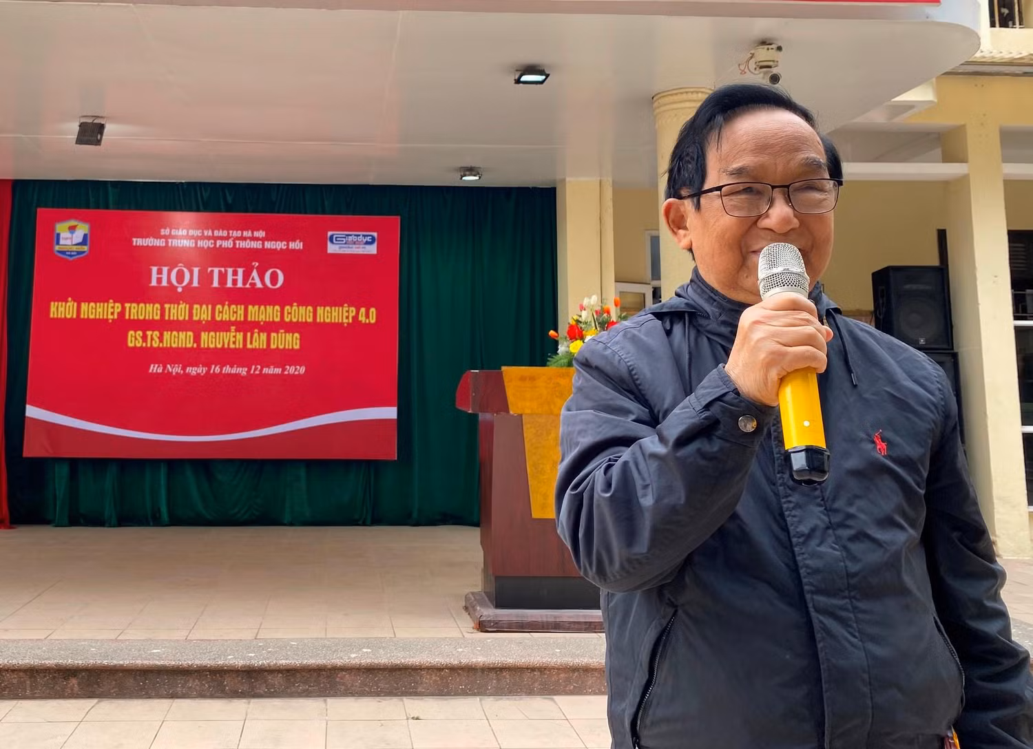 Giáo sư Nguyễn Lân Dũng chia sẻ về thách thức, cơ hội trong thời đại 4.0 (Ảnh: Phạm Minh)