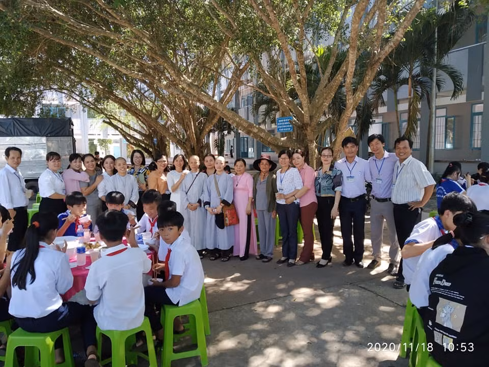 “Bữa cơm tình thầy trò” thứ 9 đã lan tỏa yêu thương và được cộng đồng, phụ huynh chia sẻ. (Ảnh do tác giả cung cấp) “Bữa cơm tình thầy trò” thứ 9 đã lan tỏa yêu thương và được cộng đồng, phụ huynh chia sẻ. (Ảnh do tác giả cung cấp)