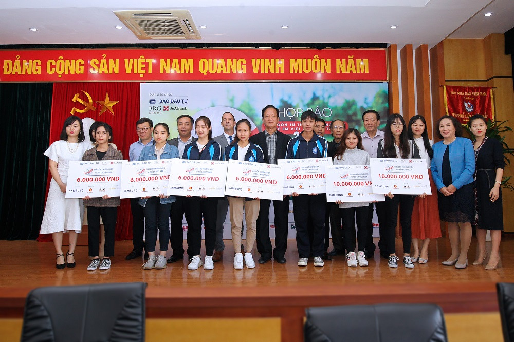 Ban tổ chức trao tặng học bổng cho các bạn sinh viên có hoàn cảnh khó khăn vươn lên đạt thành tích học tập tốt. (Ảnh: Ban tổ chức cung cấp) Ban tổ chức trao tặng học bổng cho các bạn sinh viên có hoàn cảnh khó khăn vươn lên đạt thành tích học tập tốt. (Ảnh: Ban tổ chức cung cấp)