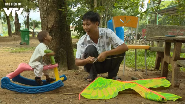 Trường học và tình yêu thương của thầy Đặng Văn Cương đã làm thay đổi của cuộc đời K’Rể (Ảnh: Báo điện tử VTV)