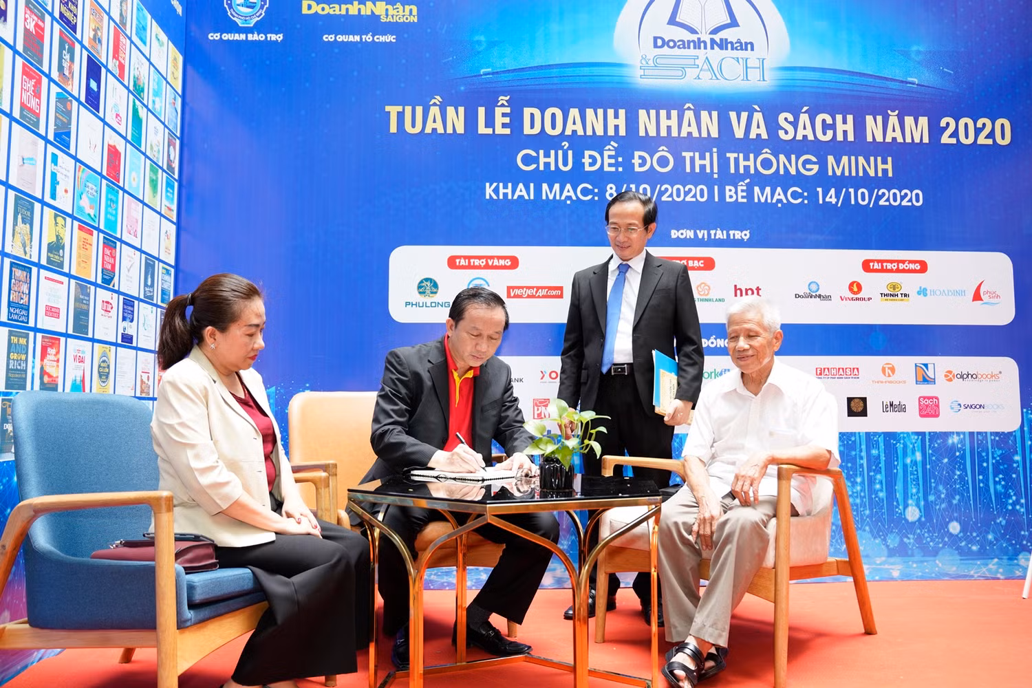 Ông Đỗ Xuân Quang thực hiện lễ khai bút, gửi gắm những lời chúc tới "Tuần lễ Doanh nhân và Sách". Ông Đỗ Xuân Quang thực hiện lễ khai bút, gửi gắm những lời chúc tới "Tuần lễ Doanh nhân và Sách".
