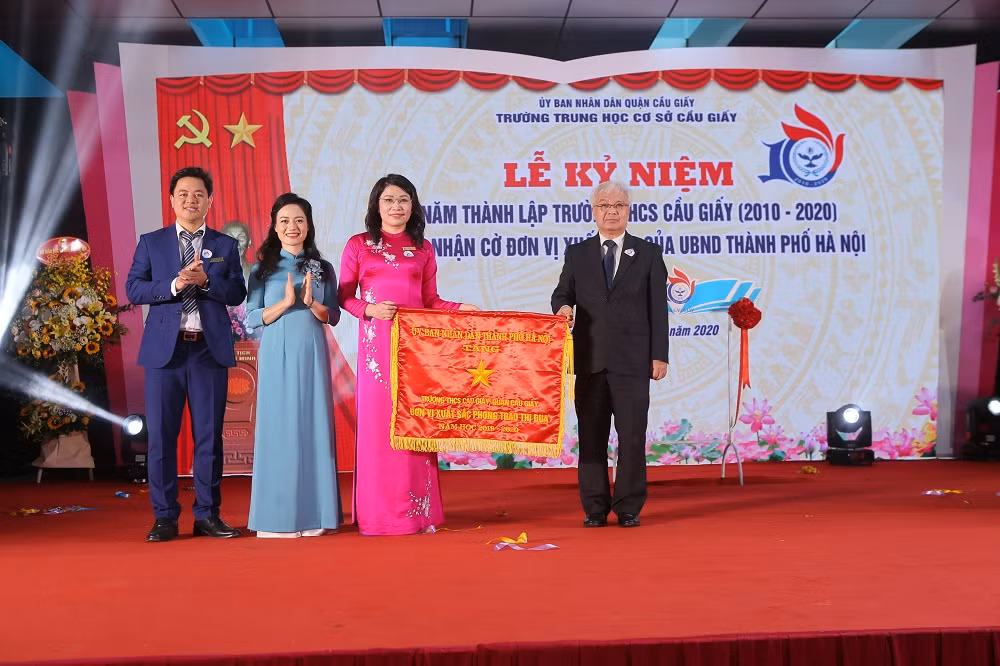 Trường Trung học cơ sở Cầu Giấy vinh dự đón nhận Cờ thi đua xuất sắc do Ủy ban nhân dân Thành phố Hà Nội trao tặng.