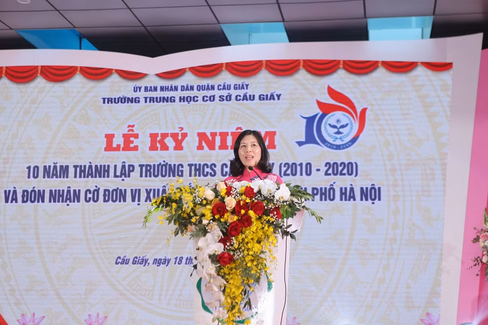 Bà Trần Thị Phương Hoa - Bí thư quận ủy quận Cầu Giấy phát biểu tại buổi lễ