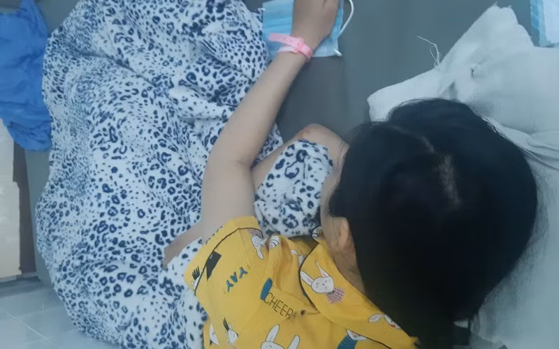 Nữ sinh Y. đang điều trị bệnh viện sau khi tự tử để phản đối quyết định kỷ luật vô lý của Ban giám hiệu Trường trung học phổ thông Vĩnh Xương (An Giang). (Ảnh chỉ mang tính chất minh họa, nguồn: Nhandan.com.vn)