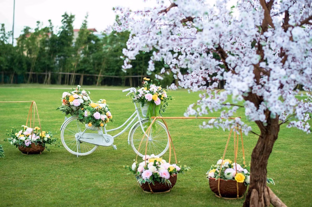 Tiểu cảnh trang trí sử dụng hoa hồng trắng, vàng, kết hợp hài hòa với màu xanh của cỏ tại vườn Nhật