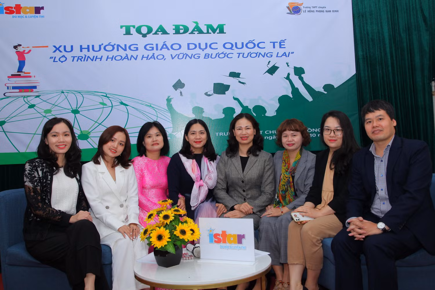 Các diễn giả cùng đại diện nhà trường.