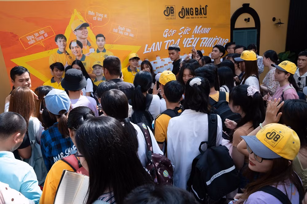 Các cầu thủ giao lưu cùng các fan hâm mộ trong ngày chính thức trở thành ông chủ cà phê Ông Bầu. Các cầu thủ giao lưu cùng các fan hâm mộ trong ngày chính thức trở thành ông chủ cà phê Ông Bầu.
