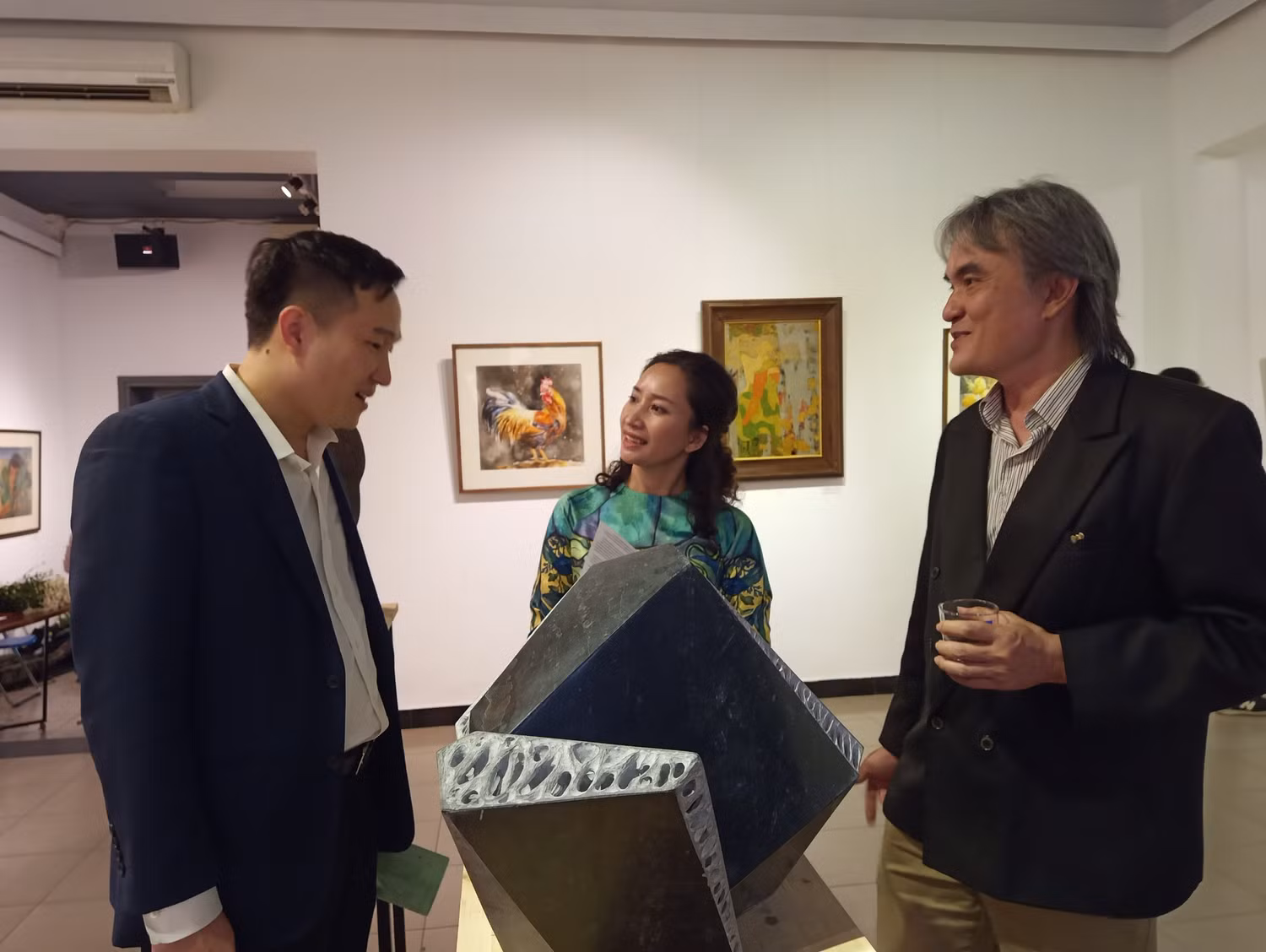 Cuộc gặp gỡ xúc động của các thế hệ thầy trò Trường Đại học Kiến trúc Hà Nội (Ảnh: Phạm Minh)