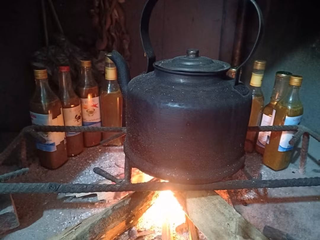 Sản phẩm được ủ bếp củi để tạo hương vị đặc trưng. (Ảnh: Nhà trường cung cấp)