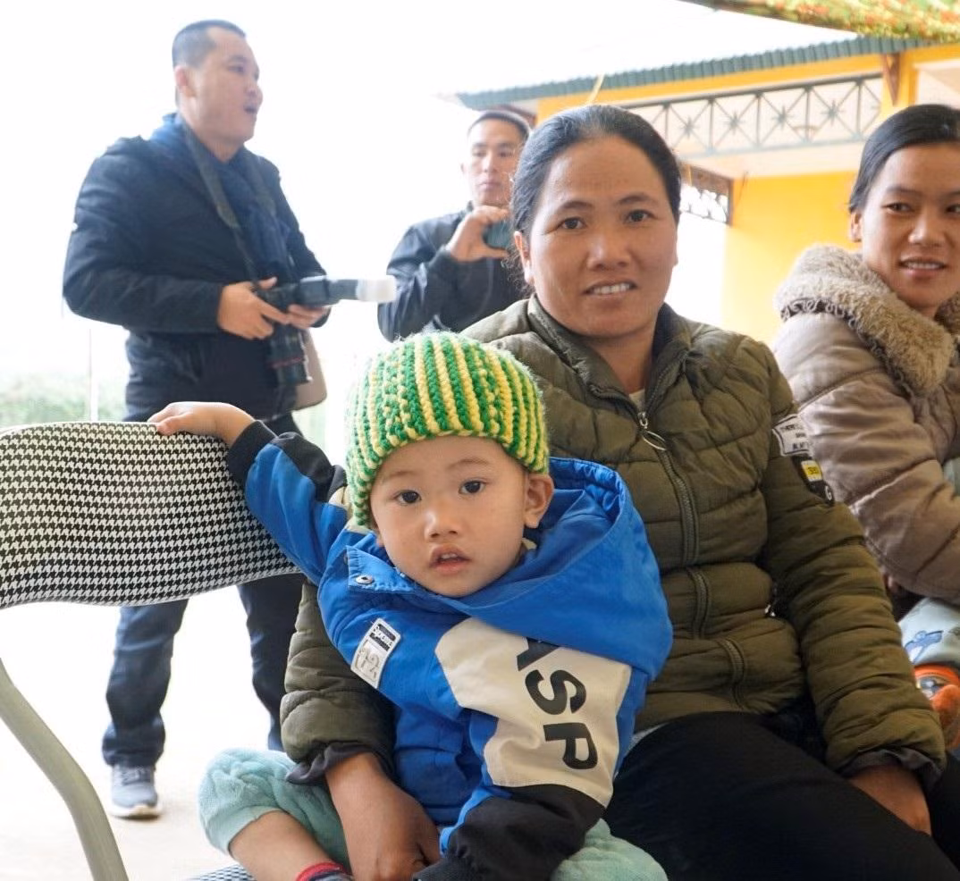 Chị Mùi Thị En và con trai. Chị Mùi Thị En và con trai.