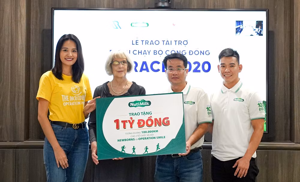 Ông Võ Hoàng Anh - Giám đốc tiếp thị cấp cao NutiMilk trao tặng 1 tỉ đồng cho đại diện hai tổ chức xã hội là Newborns Việt Nam và Operation Smile