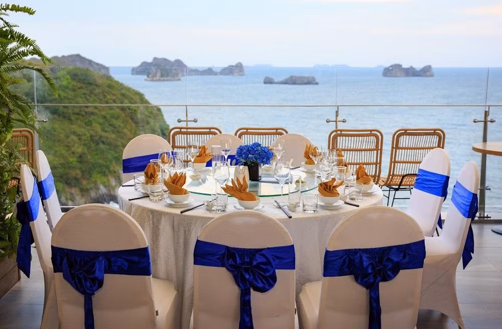 Không gian tiệc thoáng đạt khơi gợi cảm hứng tầm nhìn Vịnh Lan Hạ.