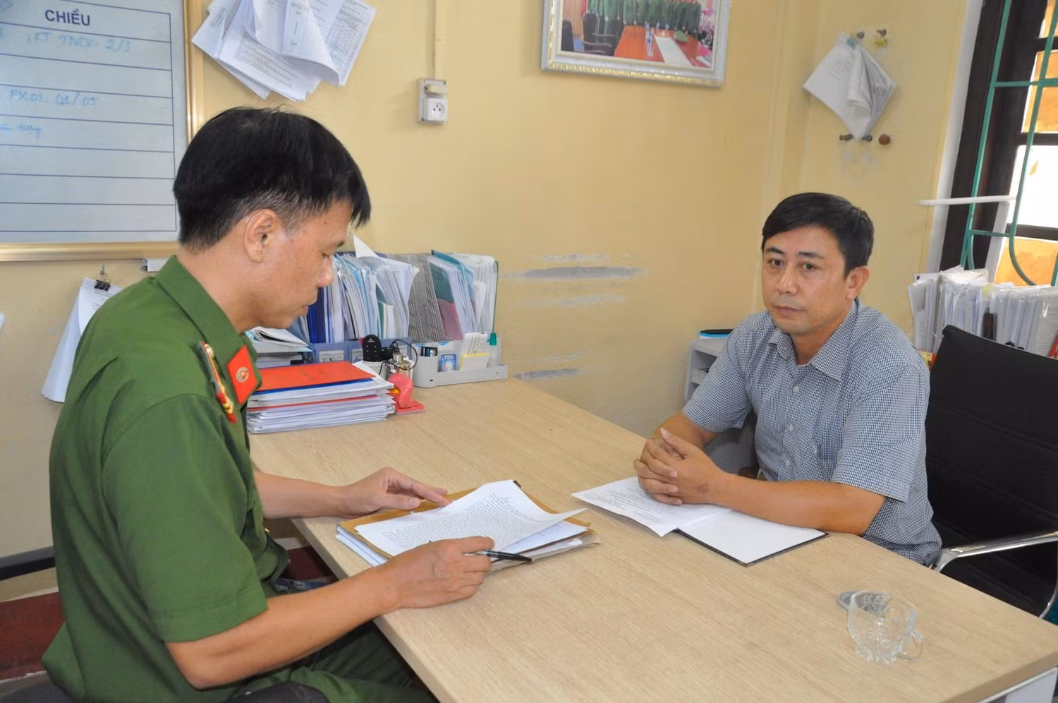 Ông Phạm Văn Sơn, nguyên Hiệu trưởng Trường Tiểu học Ngọc Sơn (thành phố Hải Dương) tại cơ quan công an (Ảnh: CACC)
