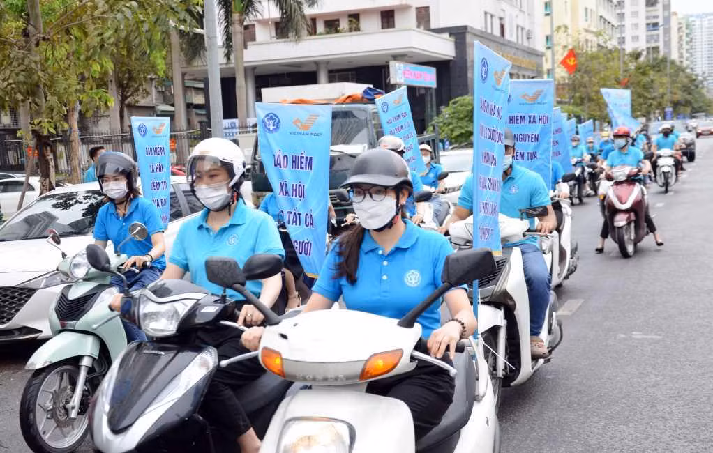 Bảo hiểm xã hội tỉnh Quảng Ninh ra quân tuyên truyền, vận động người dân tham gia bảo hiểm xã hội (Ảnh: CTV)