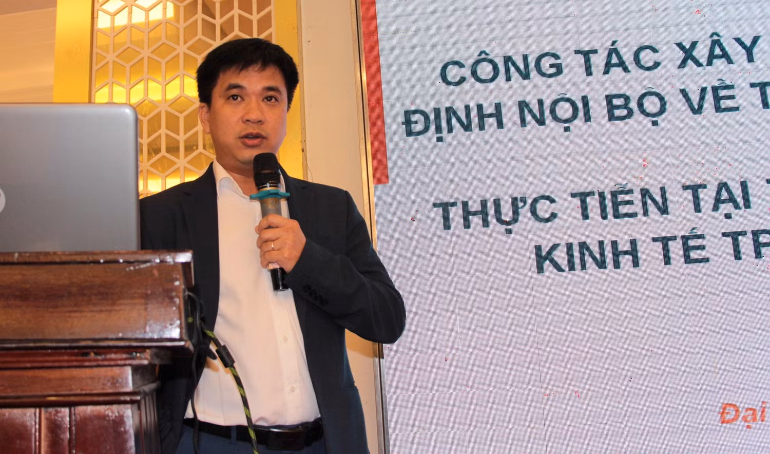 Tiến sĩ Bùi Quang Hùng – Phó Hiệu trưởng Trường Đại học Kinh tế thành phố Hồ Chí Minh chia sẻ kinh nghiệm về xây dựng quy định nội bộ tài chính, tài sản. Ảnh: AN