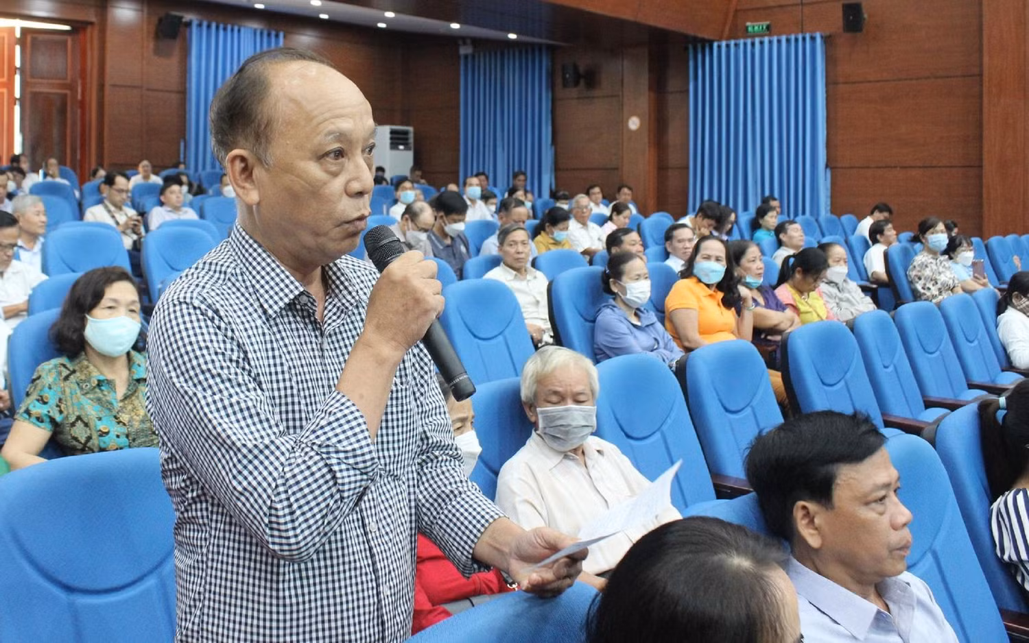 Cử tri Lê Đình Thi (phường Xuân Hà, quận Thanh Khê) bức xúc vì tình trạng thiếu thuốc tại bệnh viện. Ảnh: AN