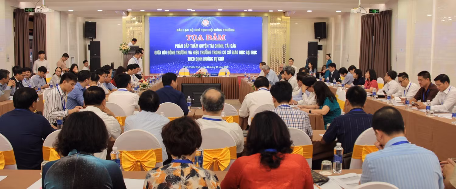 Các thành viên tham gia tọa đàm của Câu lạc bộ Chủ tịch Hội đồng trường. Ảnh: AN