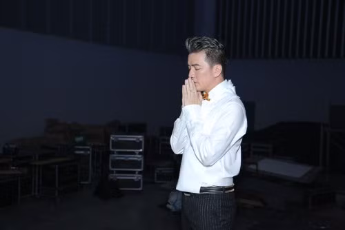 Mr Đàm cầu nguyện trước lúc bước ra sân khấu. Mr Đàm cầu nguyện trước lúc bước ra sân khấu.